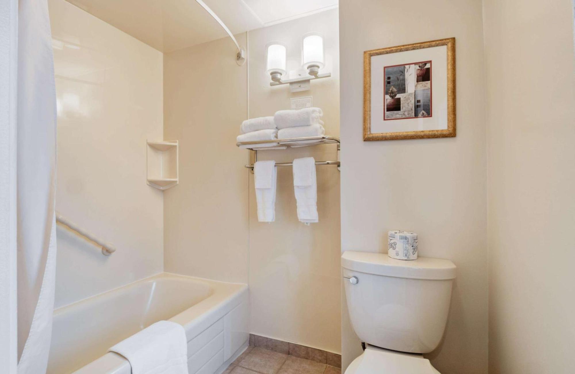 Queen Room with Two Queen Beds with Courtyard View - Ground Floor